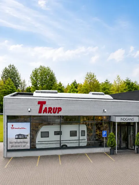 Tarup Campingcenter i Odense med butik, udstilling og indgang set udefra