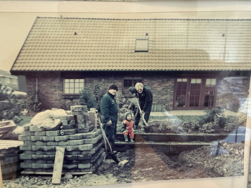 Jan, Lotte og Christians farfar i de gamle lokaler i Tarup